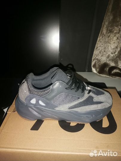 Кроссовки Yeezy 700