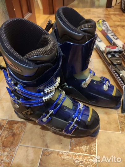 Горные лыжи и ботинки с палками