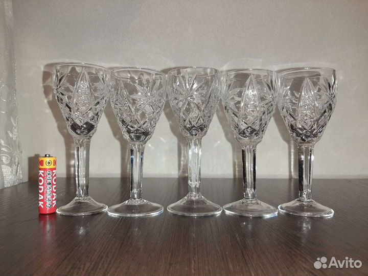 Рюмки среднего размера