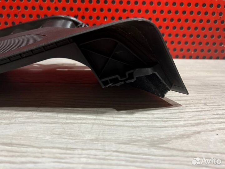 Обшивка стойки задней правой Porsche Macan 95B