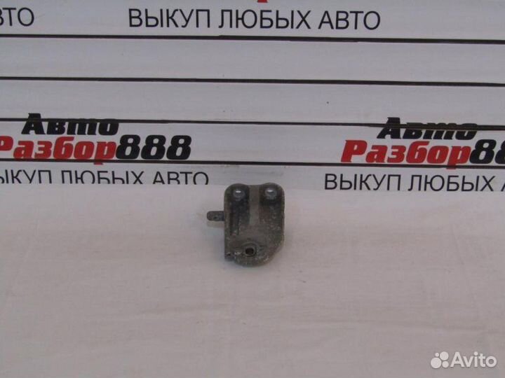 Кронштейн опоры двигателя правый Nissan Teana J32