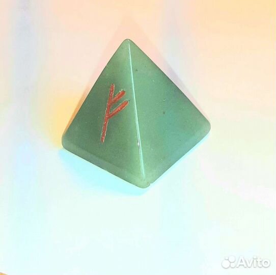 Пирамидка из нефрита. С руной Феху