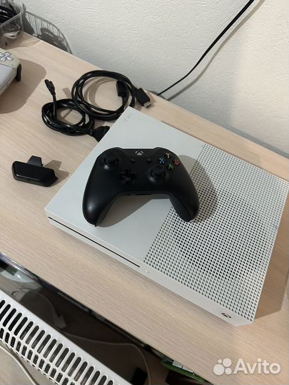 Xbox One s 500 gb+ 3 игры на дисках