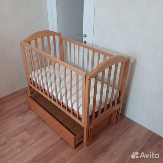 Детская кроватка с продольным маятником