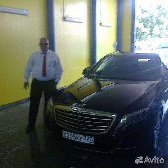 Водитель на своём автомобиле