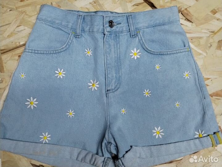 Джинсовые шорты с вышивкой