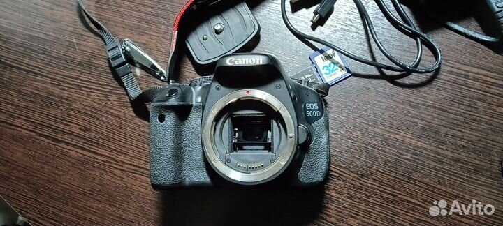 Зеркальная фотокамера Canon EOS 600D