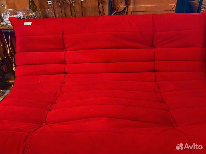 Красный диван маршмеллоу
