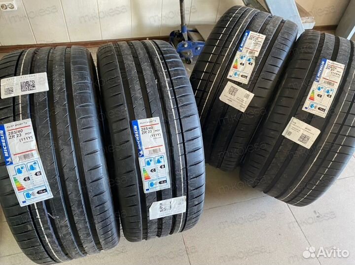 Michelin Pilot Sport 4 S 325/35 R23