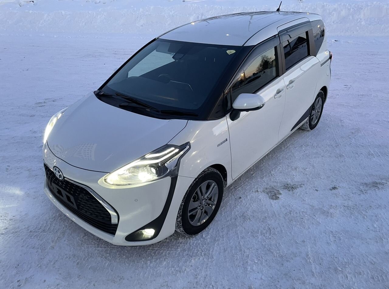 Toyota Sienta: фото владельца