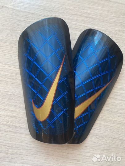 Футбольные щитки nike