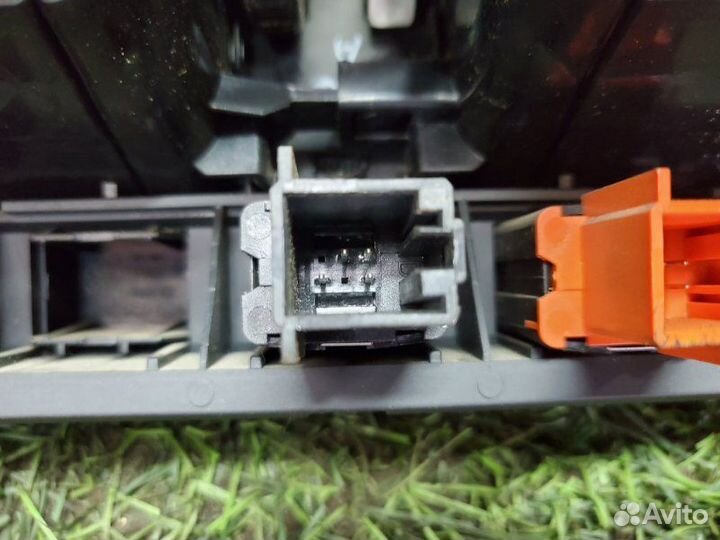 Кнопка аварийной сигнализации Volkswagen Polo MK5