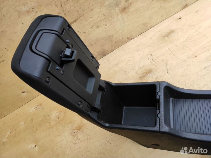 Подлокотник под Электро Ручник на Opel Astra J