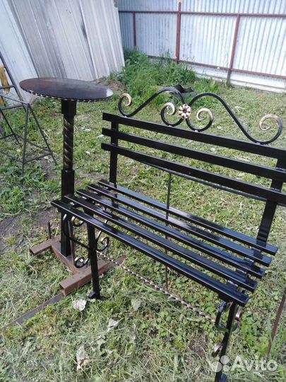 Столик и лавочка на кладбище