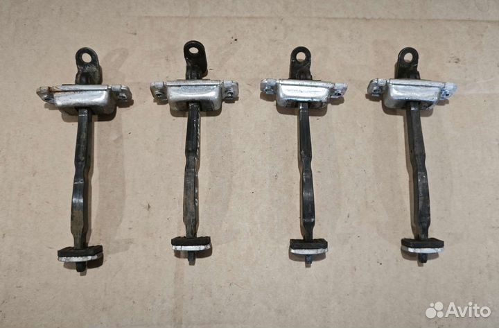 Ограничитель двери пер/зад Kia Sportage 2 2004-10