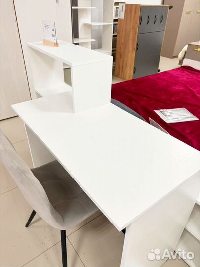 Компьютерный стол белый