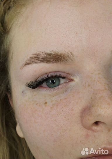 Наращивание ресниц около глобуса