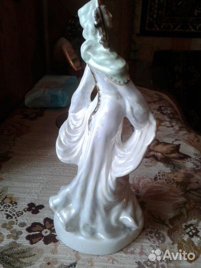 Статуэтка танцующая грузинка