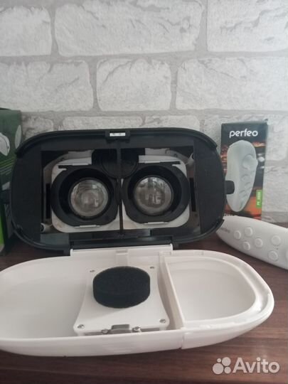 Очки виртуальной реальности и пульт управления