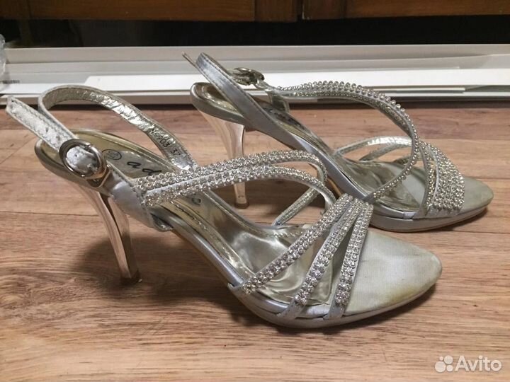 Босоножки со стразами на каблуке