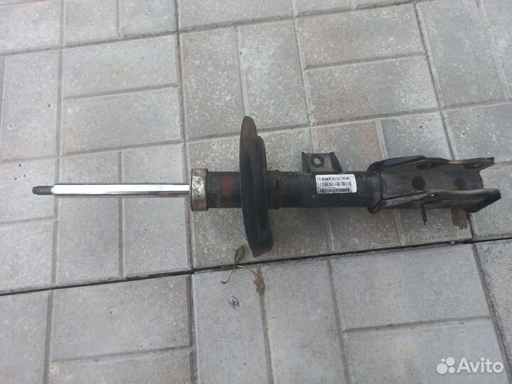 Передняя левая стойка Лада Веста