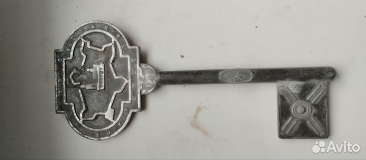 Старинные вещи, барометр, часы, ракушка