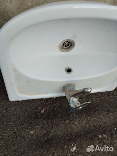 Раковина со смесителем
