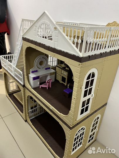 Большой кукольный домик с мебелью