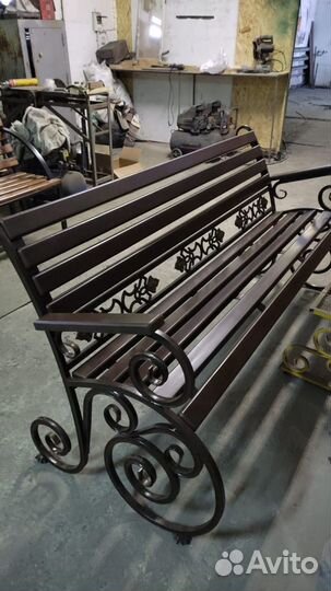 Скамейка кованая со спинкой и узорами