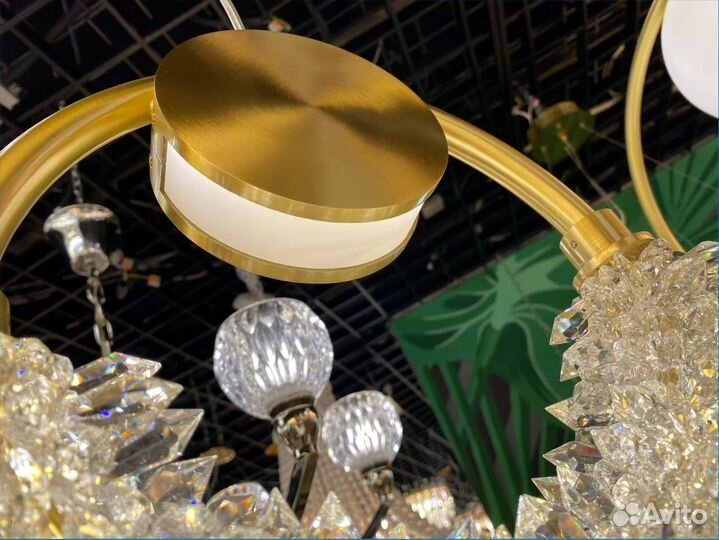 Люстра в шикарном исполнении: медь, хрусталь