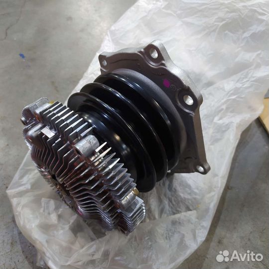 Помпа водяная с вискомуфтой nissan 21010-80GX9 2.7