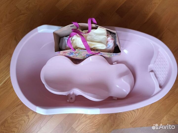 Ванночка и детские вещи