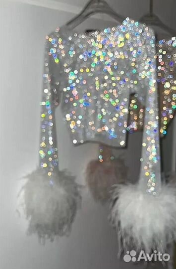 Блестящее вечернее платье с перьями