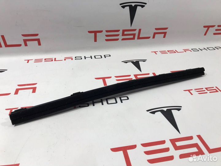 Уплотнитель стекла внутренний двери Tesla Model S