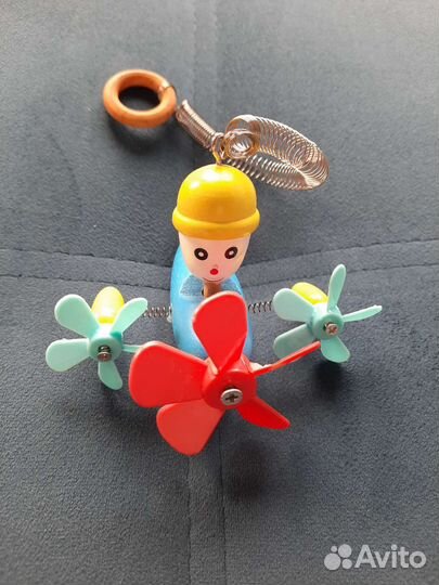 Деревянная игрушка на пружинке