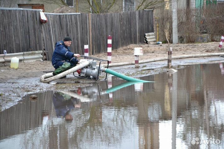 Откачка воды мотопомпой
