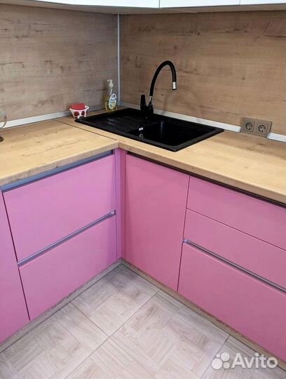 Кухонный гарнитур в современном стиле на заказ