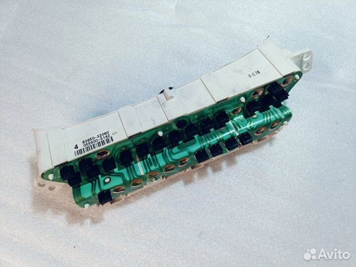 Панель приборов (переключение скоростей) Toyota