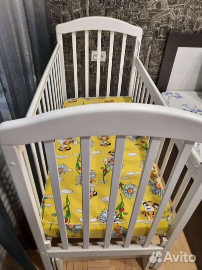 Детская кроватка с маятником