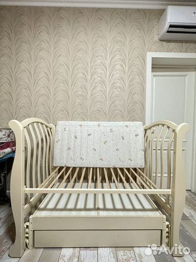 Детская кроватка с маятником и ящиком