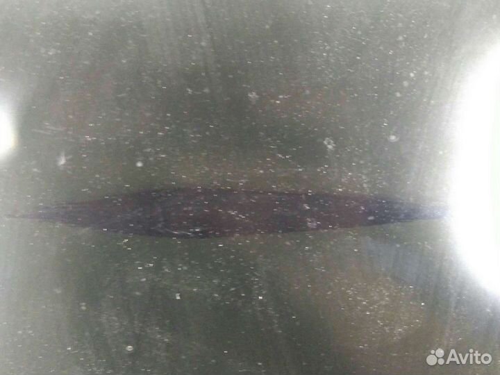 С дефектом, пятно, на фото видно
