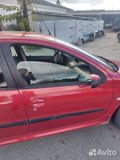 Дверь передняя правая Peugeot 206