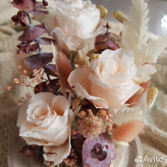 Композиция под стеклянным куполом