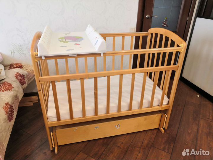 Детская кроватка с маятником