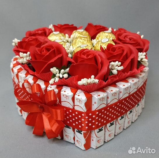 Сердце из киндер шоколада, конфет и мыльных роз