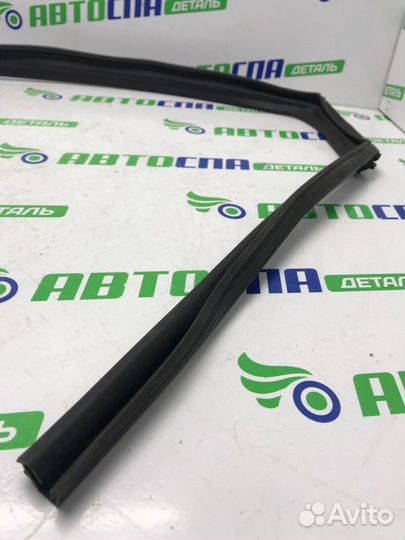 Уплотнитель двери стекла задний левый Mazda Cx-9