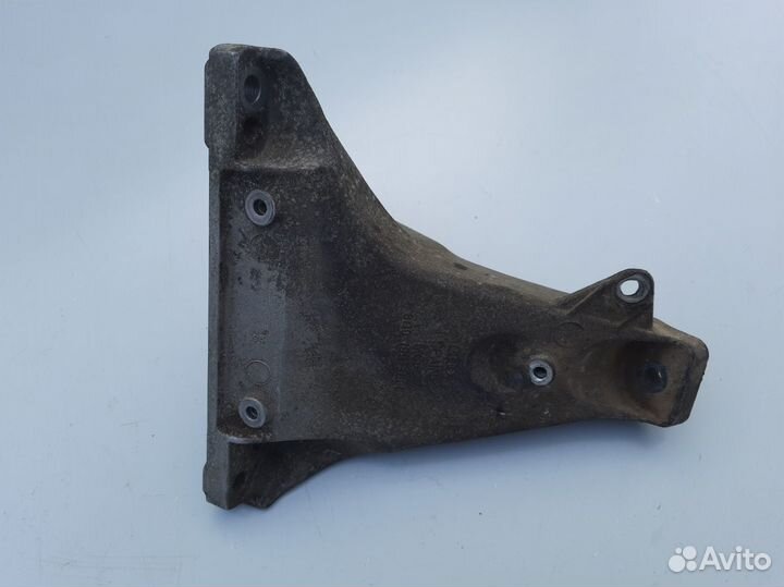 Кронштейн двигателя правый Audi A6 C5
