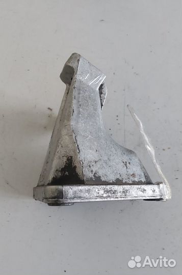 Кронштейн двигателя левый audi A4 B5 2.5TDI