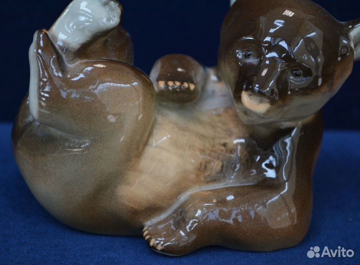 Фарфоровая статуэтка- лежащий медвежонок. лфз