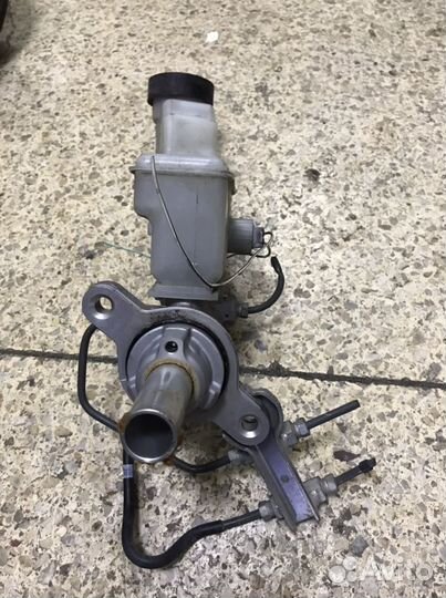 Цилиндр главный тормозной с бачком Toyota Camry 40